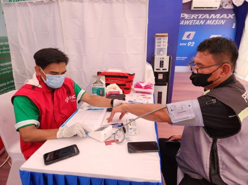 Tenaga medis Pertamedika IHC melayani kesehatan masyarakat di 12 titik layanan, termasuk di rest area SPBU Pertamina di ruas tol Cikampek dan Trans Jawa selama masa Angkutan Nataru.