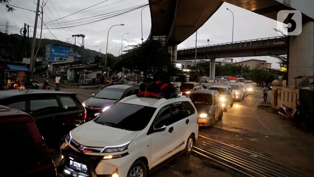 Sejumlah kendaraan pemudik dialihkan untuk menyebrang melalui pelabuhan Indah Kiat, Merak, Banten, Sabtu (30/4/2022). Untuk mengurai kepadatan kendaran pemudik petugas mengalihkan para pemudik menyebrang melalui pelabuhan Indah Kiat.