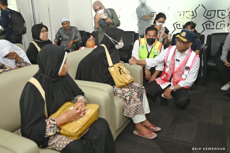 Menhub sapa jamaah umroh di lounge umroh Bandara Soetta