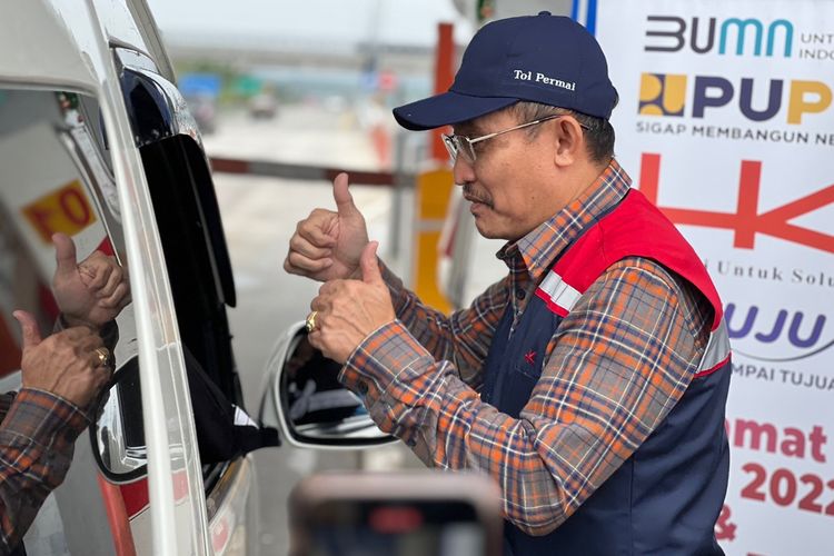 Direktur Operasi III PT Hutama Karya (Persero) Koentjoro saat meninjau dua ruas tol di Pekanbaru.(Dok. PT Hutama Karya Persero)