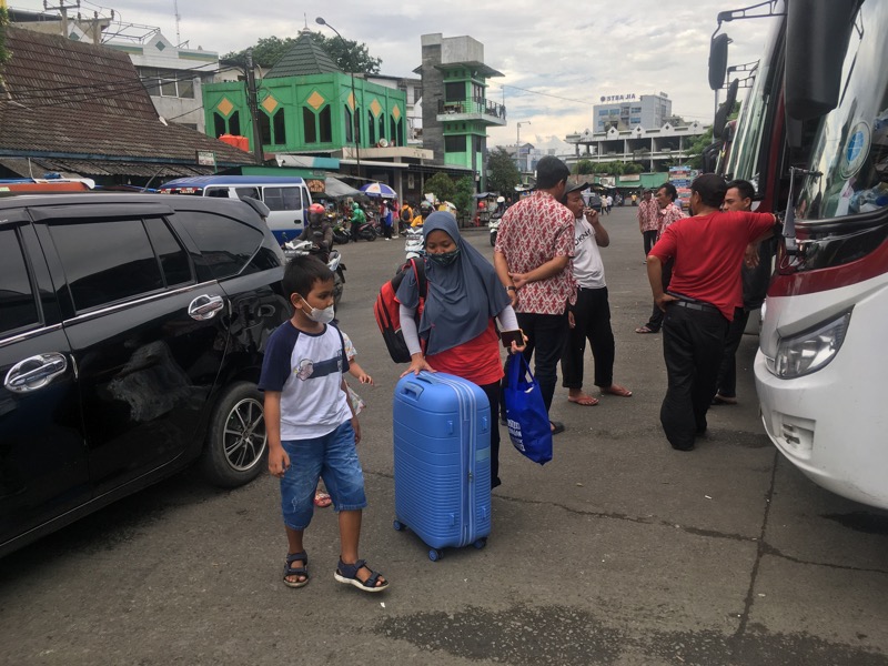 Penumpang bus Primjasa di Terminal Induk Kota Bekasi, Jumat (23/12/2022). Foto: BeritaTrans.com.
