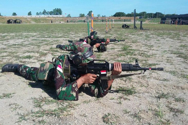Prajurit TNI AD menggunakan senapan serbu buatan PT Pindad dalam lomba tembak AARM 2016 yang digelar di Filipina.