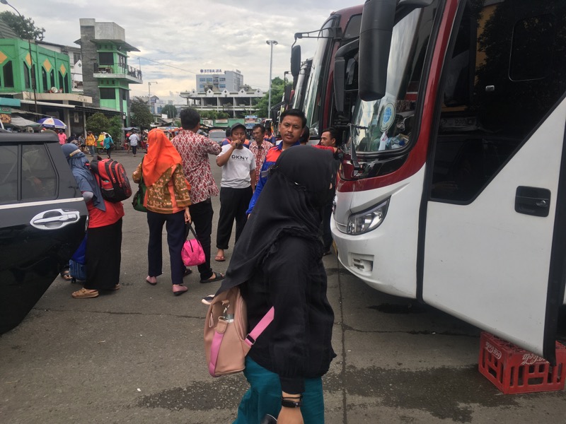 Penumpang bus di Terminal Induk Kota Bekasi, Jumat (23/12/2022). Foto: BeritaTrans.com.