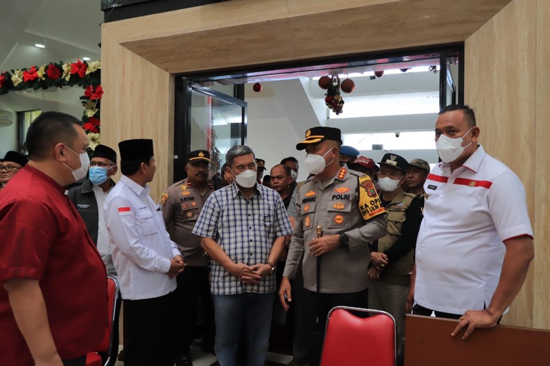 Kapolres Metro Bekasi Kota Kombes Pol Hengki, bersama Plt Wali Kota Bekasi Tri Adhianto melakukan monitoring dan pengecekan kesiapan pelaksanaan ibadah malam natal di gereja - gereja di Kota Bekasi dan kesiapan Pos Pam  Nataru Ops Lilin Jaya 2022, Sabtu (24/12/2022) pagi.