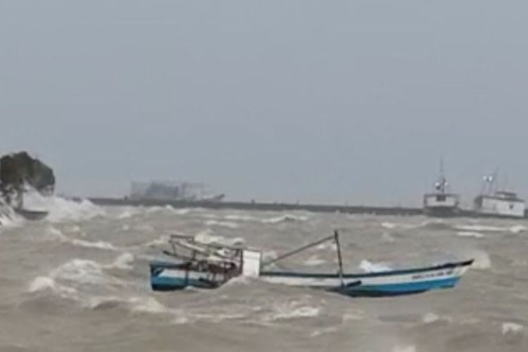 Cuaca buruk dan gelombang tinggi yang terjadi di Laut Jawa, membuat pelayaran kapal penumpang menuju Kepulauan Bawean Gresik dan sebaliknya ditunda, Sabtu (24/12/2022).(Dok. istimewa)