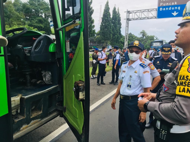 Direktur Lalu Lintas Jalan saat Rampcheck bus pariwisata di Ciawi