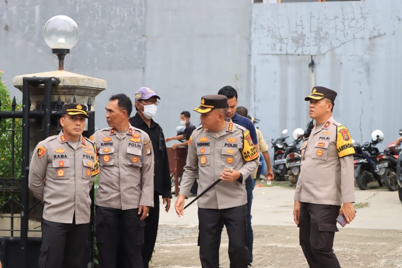 Kapolres dan Waka Polres Metro Bekasi Kota meninjau langsung pengamanan Natal 2022. Foto: istimewa.