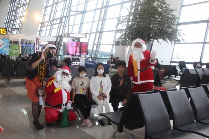 Sinterklas bagikan suvenir di Terminal 3 Bandara Soetta