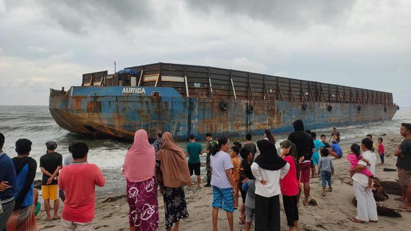 Foto: Kapal tongkang batu bara.(dok.istimewa)