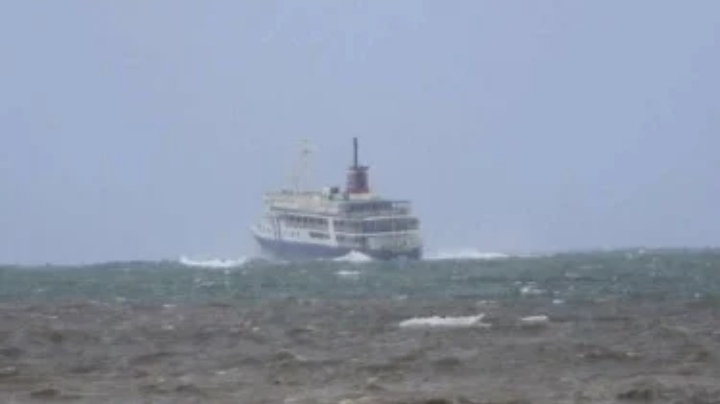 Kapal Chatleya Ekspress yang diterjang ombak  dan badai di pesisir Parepare (tvOne) 