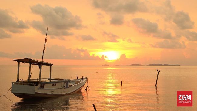Ratusan wisatawan terjebak di Pulau Karimunjawa, Jepara, Jawa Tengah, imbas cuaca buruk sejak 22 Desember lalu. 