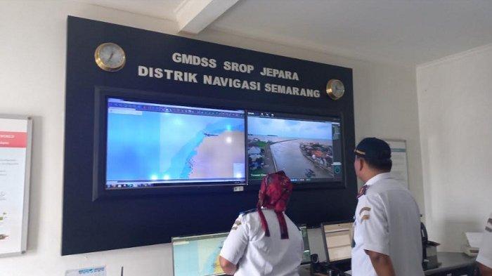 Kepala Kantor Unit Penyelenggara Pelabuhan Kelas II Jepara, Agus Monang Leonard, memantau kondisi cuaca di Ruang GMDSS Skop Jepara Distrik Navigasi Semarang, Senin (26/12/2022). Kondisi cuaca saat ini masih tidak aman untuk pelayaran.