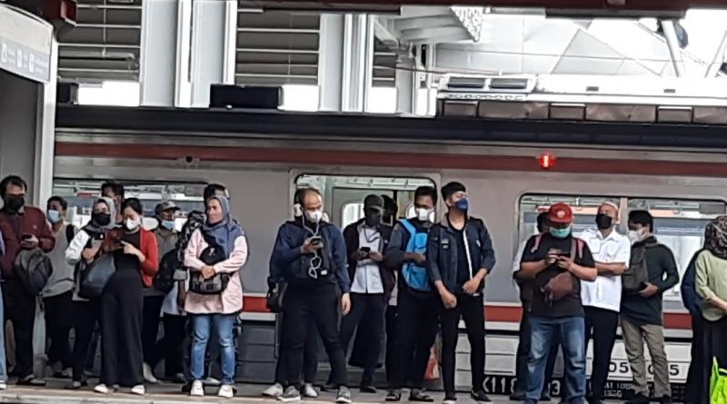 Suasana di peron Stasiun Bekasi saat penumpang menunggu rangkaian KRL pada Senin (26/12/2022) pagi.