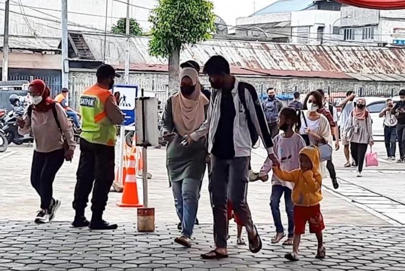 Suasana area scan QR Peduli Lindungi di Stasiun Bekasi, Senin (26/12/2022) pagi.