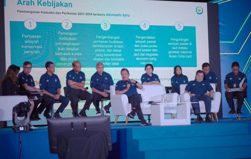 Menteri Kelautan dan Perikanan Sakti Wahyu Trenggono didampingi para pejabat eselon I memaparkan kinerja sektor kelautan dan perikanan sepanjang tahun 2022, dalam acara Bincang Bahari Edisi Special yang menjadi rangkaian kegiatan Anugerah Jurnalistik Sahabat Bahari (AJSB) 2022 di Jakarta, Senin (26/12/2022). Sektor kelautan dan perikanan menujukkan kinerja positif dengan perolehan penerimaan negara bukan pajak (PNBP) sementara hingga 25 Desember 2022 sebesar Rp1,79 triliun.