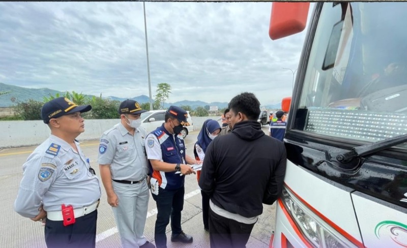 Jasa Raharja bersama Dinas Perhubungan (Dishub) Provinsi Jawa Barat melaksanakan kegiatan Inspeksi Keselamatan Lalu Lintas (Ramp Check) Angkutan Penumpang Umum Nataru 2022 di Exit Tol Soroja, Kabupaten Bandung, Minggu (25/12/2022).