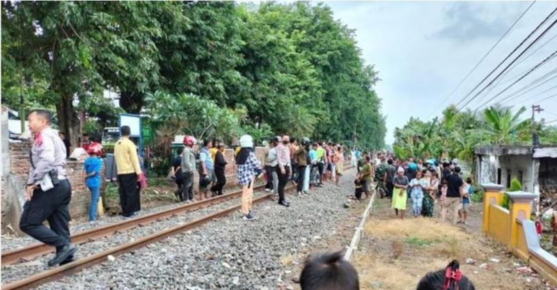 Kecelakaan sepeda motor tertabrak kereta api di Kota Probolinggo, Jawa Timur. (M Rofiq)