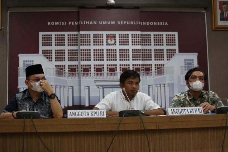 Ketua Divisi Teknis KPU Idham Kholik (tengah) menyatakan Partai Ummat lolos proses verifikasi administrasi ulang calon peserta Pemilu 2024 di Sulawesi Utara (Sulut) dan Nusa Tenggara Timur (NTT). 