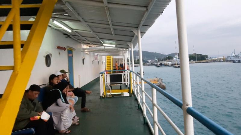 Penumpang bersantai di kapal penyeberangan dari Merak ke Bakauheni. (Ist)