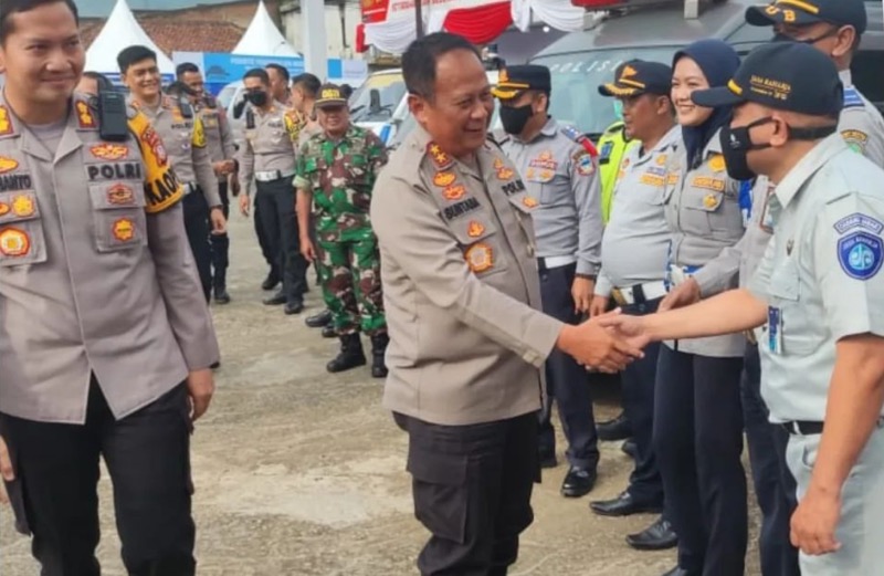 Jasa Raharja dampingi Kapolda Jawa Barat dalam peninjauan Pospam GTC Limbangan, Kabupaten Garut, Senin (26/12/2022). Foto: istimewa.