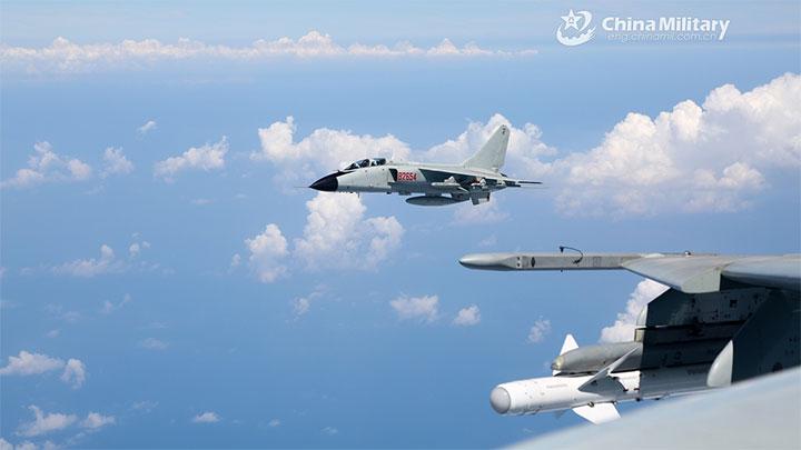 Angkatan Udara Tentara Pembebasan Rakyat China (PLA) mengungkapkan rincian varian terbaru dari pesawat tempur pembom JH-7 yang disebut JH-7A2. Melansir Globaltimes.cn, jet tempur JH-7A2 dikembangkan berdasarkan JH-7A, dan lebih meningkatkan kemampuan serangan permukaannya. Foto : China Military
