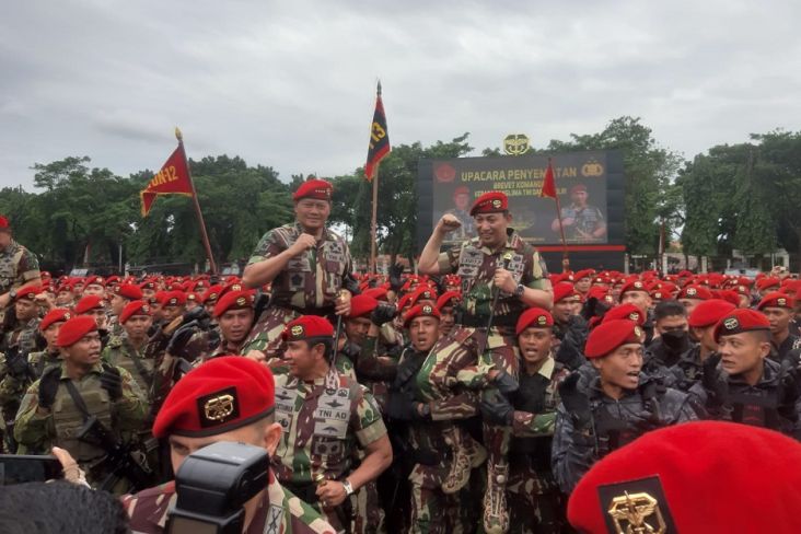 Panglima TNI Laksamana TNI Yudo Margono dan Kapolri Jenderal Pol Listyo Sigit Prabowo menerima Baret Merah dan Brevet Komando dari pasukan elite Kopassus.