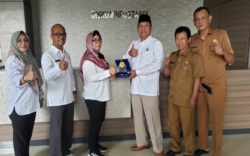 Diskominfostandi Kota Bekasi dan Bagian Humas Sekretariar Daerah Kota Bekasi menerima Kunjungan Kerja Komisi I DPRD Kabupaten Kerawang. Foto: istimewa.