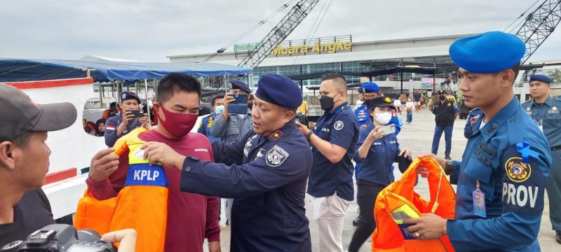 Capt. Mugen sandangkan Life Jacket ke salah satu nakhoda di Pelabuhan Kaliadem