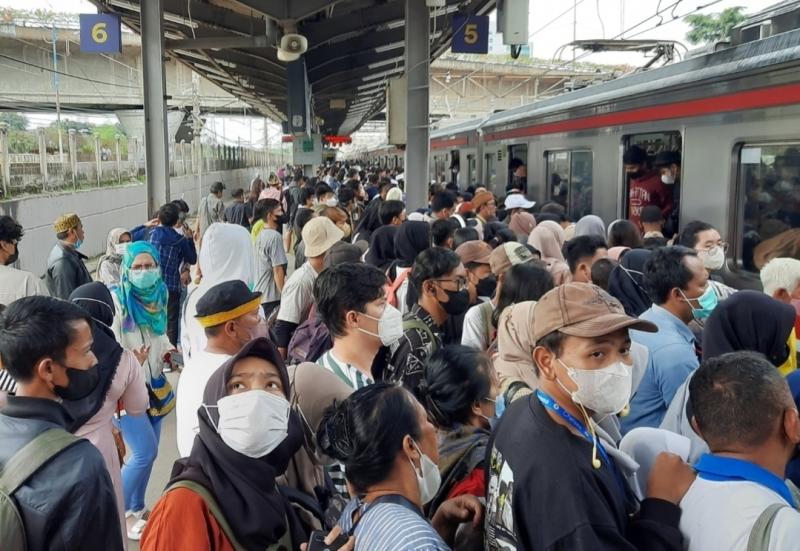 Suasana di Stasiun Tanah Abang saat KRL tiba dan penumpang ada yang keluar dan hendak masuk rangkaian. 