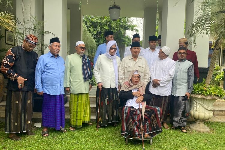 Prabowo berfoto bersama para ulama usai pertemuan tertutup di Surabaya, Senin (26/12/2022).