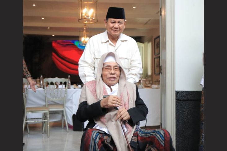 Momen hangat Menhan Prabowo Subianto mendorong kursi roda KH Nurul Huda Jazuli saat bersilaturahmi dengan sejumlah pimpinan ponpes di Jawa Timur di Surabaya, Senin (26/12/2022).
