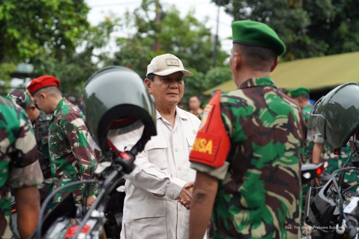Menhan Prabowo Subianto memberikan bantuan sepeda motor kepada Koramil dan Kodim di wilayah Kodam V Brawijaya. 