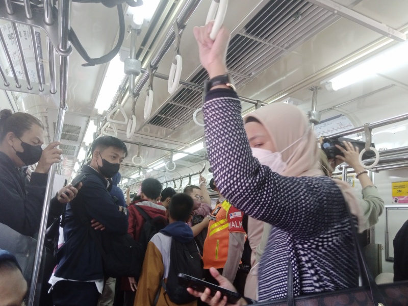 Suasana di atas KRL tujuan Jakarta siang ini