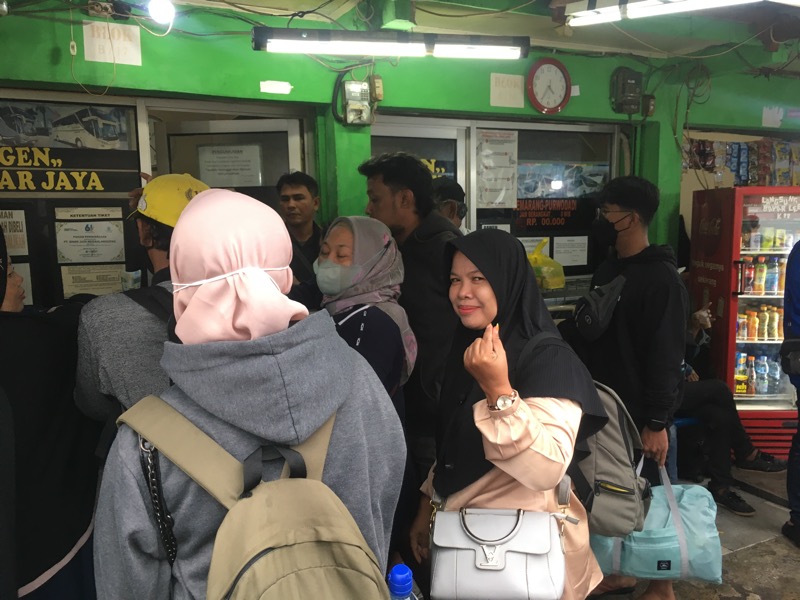 Loket penjualan tiket bus Sinar Jaya diserbu para calon penumpangnya mendekati akhir Tahun di Terminal Induk Kota Bekasi, Rabu (28/12/2022) sore. Foto: BeritaTrans.com.