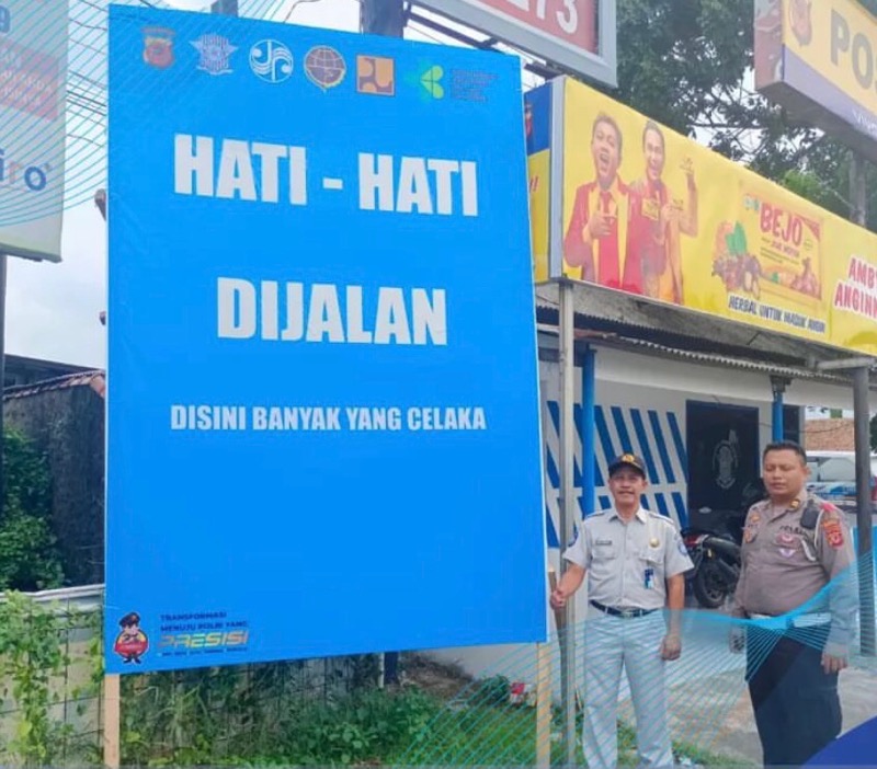 Sebagai salah satu bentuk pencegahan kecelakaan, Jasa Raharja Cirebon bersama dengan Satlantas Polresta Cirebon melakukan pemasangan spanduk imbauan dibeberapa lokasi rawan laka, Selasa (27/12/2022). Foto: istimewa.