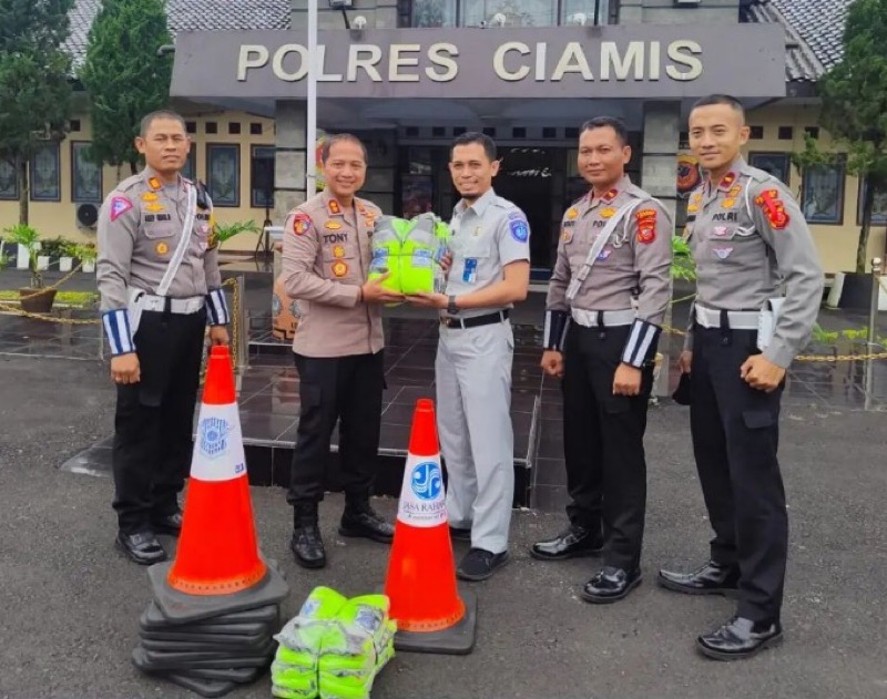 PT Jasa Raharja Perwakilan Tasikmalaya menyerahkan bantuan barang hibah kepada Polres Ciamis. Foto: istimewa.