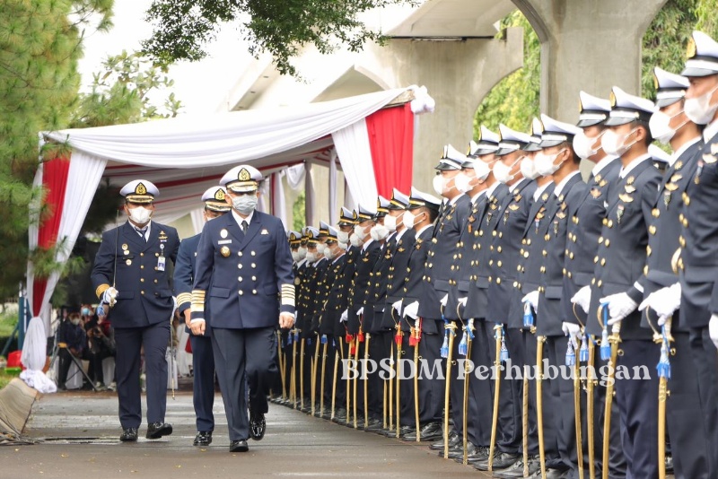 Kepala BPSDMP Djoko Sasono saat akan melantik wisudawan BP2TL