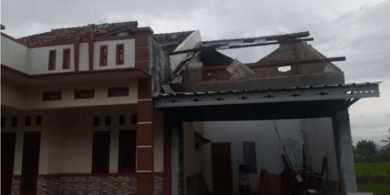 Kondisi rumah warga rusak akibat diterjang angin kencang yang melanda pemukiman di Serang, Provinsi Banten, Rabu (28/12/2022). Foto: istimewa.