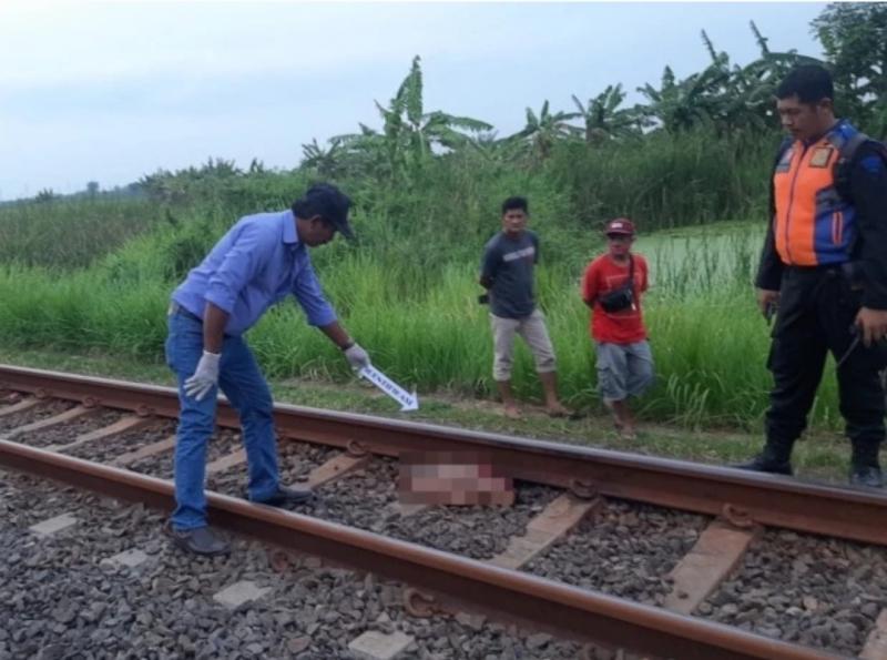 Anggota Polsek Mengganti saat melakukan olah TKP di di Jalur kereta Api Benowo - Cerme KM 214 + 300 Desa Kepatihan, Kecamatan Menganti. (Ist)