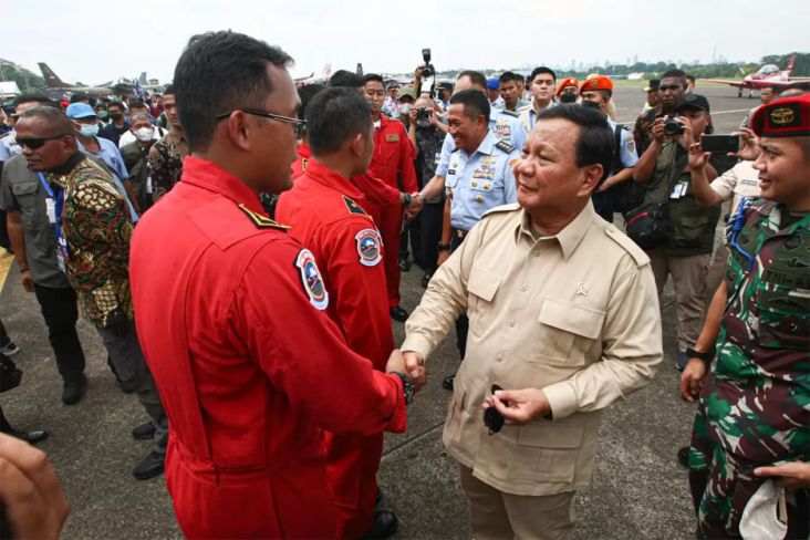 Menteri Pertahanan Prabowo Subianto menyalami pilot pesawat tempur Rafale di Halim Perdanakusuma, Jakarta, Jumat (4/11/2022). 