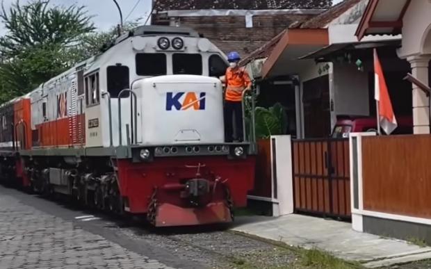Diketahui kereta api yang melintas di depan rumah warga tersebut berada di jalan Mutiara, Kampung Pengok, Kalurahan Demangan, Kemantren Gondokusuman, Kota Yogyakarta. (Foto: Instagram)