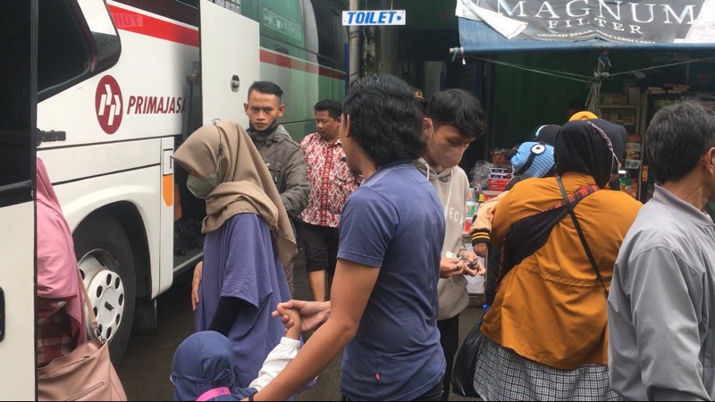 Penumpang bus Primajasa tujuan Kuningan, Jawa Barat di Terminal Induk Kota Bekasi, Jumat (30/12/2022). Foto: BeritaTrans.com.