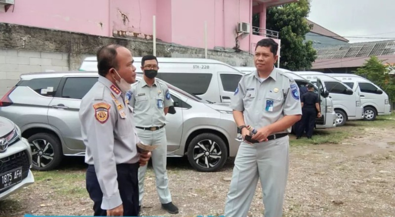 Jasa Raharja Karawang bersama instansi terkait mengelae kegiatan ramp check di PO Selamat Anugrah Jaya. Foto: istimewa.