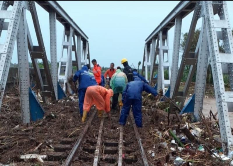 Jalur KA yang terganggu akibat cuaca hujan lebat. (Foto: KAI Daop Semarang)