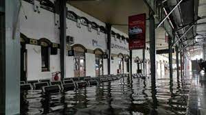  Stasiun Semarang Tawang terendam banjir.