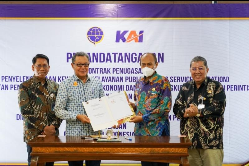 Direktur Utama PT Kereta Api Indonesia (persero) Didiek Hartantyo dan Dirjen Perkeretaapian Kemenhub M. Risal Wasal, Direktur Keuangan dan Manajemen Resiko Salusra Wijaya dan PPK KA Perintis Sigit Noryanto saat penandatanganan kontrak PSO Kereta Api, Jumat (30/12/2022). 