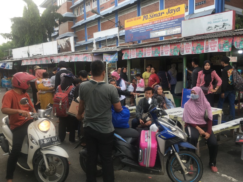 Penumpang bus Sinar Jaya di loket Terminal Induk Bekasi, Minggu (1/1/2023). Foto: BeritaTrans.com.