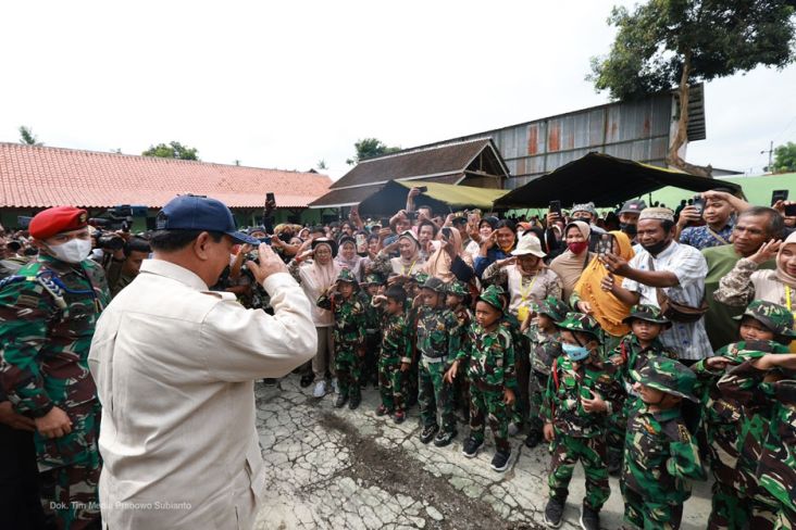 Menteri Pertahanan (Menhan) Prabowo Subianto mengunjungi Pondok Pesantren (Ponpes) Mansyaul Huda Banyuwangi, Jawa Timur.