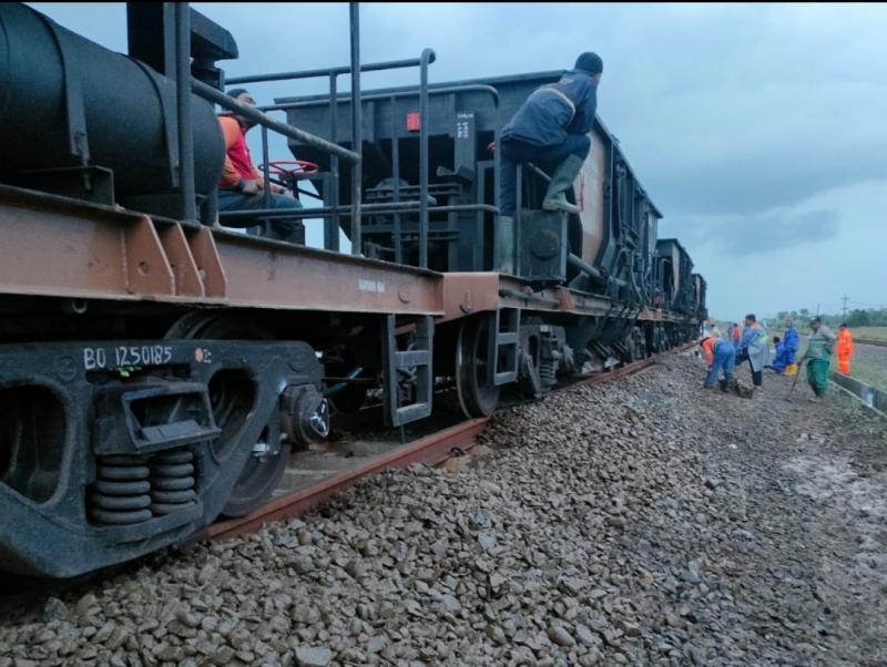 Kereta api khusus dan para pekerja sedang memperbaiki jalur KA yang terdampak banjir di Semarang.(Foto/dok. KAI)