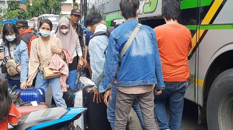 Bus-bus melayani banyak penumpang di Terminal Bekasi, Senin (2/1/2023).